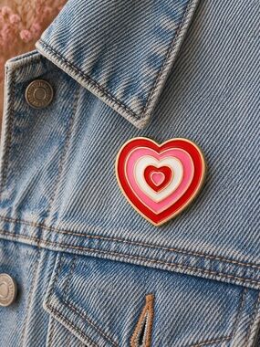 Red Pink Layered Heart Enamel Pin Y2K Retro Gold Outline Brooch NWT